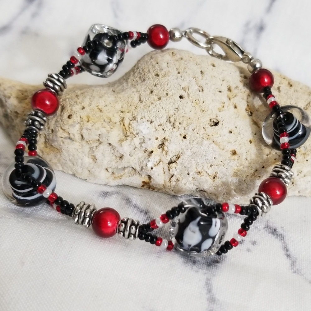 Geometric black & red glass beaded bracelet